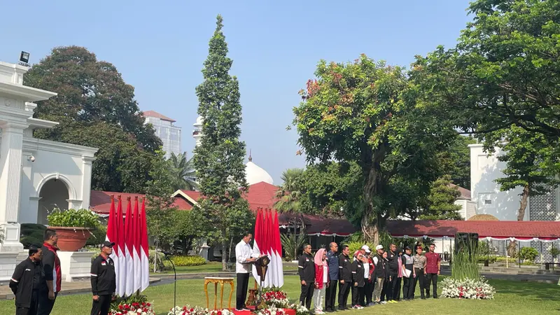 Presiden Jokowi saat menerima atlet dan pelatih Olimpiade Paris di halaman Istana Merdeka, Jakarta, Kamis (15/8/2024). (Liputan6.com/Lizsa Egeham)