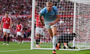 Erling Haaland dari Manchester City melakukan selebrasi setelah mencetak gol pertama timnya dalam pertandingan Liga Inggris melawan Manchester United di Manchester, Inggris, Minggu, 13 September 2026. (Peter Byrne/PA via AP)