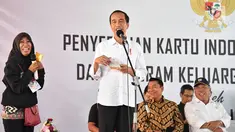 Presiden Joko Widodo atau Jokowi memberi pertanyaan kepada seorang wanita saat penyerahan KIP dan PKH di SMA Negeri 1 Palembang, Sumatra Selatan (22/1). (Liputan6.com/Pool/Biro Setpres)