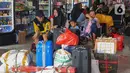 Sejumlah calon penumpang menunggu angkutan bus di Terminal Kalideres, Jakarta, Rabu (18/12/2024). (Liputan6.com/Angga Yuniar)