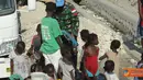 Citizen6, Haiti: Prajurit TNI yang tergabung dalam Satgas Kizi TNI Kontingen Garuda XXXII-A/Minustah tengah melaksanakan tugas sebagai pasukan perdamaian PBB di Haiti selama satu tahun memberikan bantuan air bersih. (Pengirim: Badarudin Bakri)