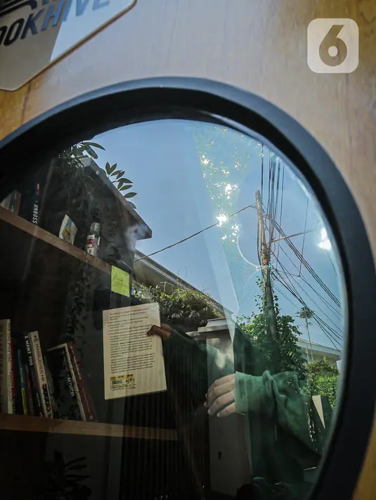 Warga mengambil buku dari perpustakaan bersama Bookhive Jakarta di kawasan Taman Situ Lembang, Jakarta, Selasa (27/4/2021). Pemkot Jakarta Pusat berkolaborasi dengan Bookhive Jakarta memfasilitasi warga untuk bisa meminjam buku gratis atau menyumbang sukarela. (Liputan6.com/Faizal Fanani)