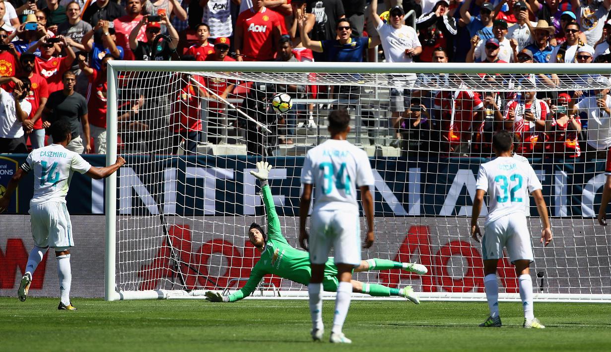 Proses terjadinya gol dari gelandang Real Madrid, Casemiro, ke gawang Manchester United pada laga ICC 2017 di Stadion Levi's, California, Minggu (23/7/2017). MU menang atas Madrid 2-1 melalui adu penalti. (AFP/Ezra Shaw)