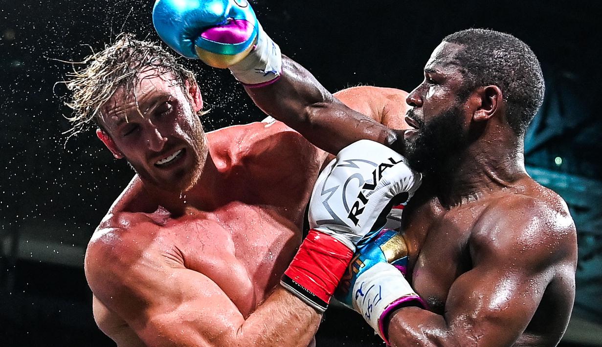 Pertandingan Floyd Mayweather Jr. melawan Logan Paul banyak dinantikan pecinta tinju dunia. Pertarungan ini dihelat di Miami, Amerika Serikat, Senin (07/06/2021) pagi WIB. Sayangnya tidak ada pemenang di salah satu kubu. (Foto: AFP/Chandan Khanna)