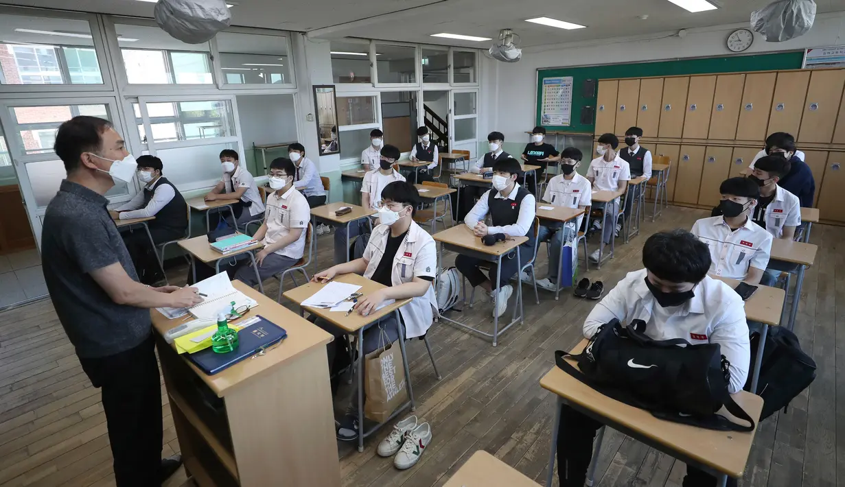 <p>Siswa senior menghadiri kelas di Gimhae High School di Gimhae, Korea Selatan, Rabu, (20/5/2020). Siswa Korea Selatan mulai kembali ke sekolah pada hari Rabu ketika negara mereka bersiap untuk normal baru di tengah pandemi coronavirus. (Kim Dong-min / Yonhap via AP)</p>