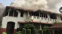 Kobaran api di rumah dinas Duta Besar RI untuk Thailand, Wisma Indonesia, di KBRI Bangkok. (AP)