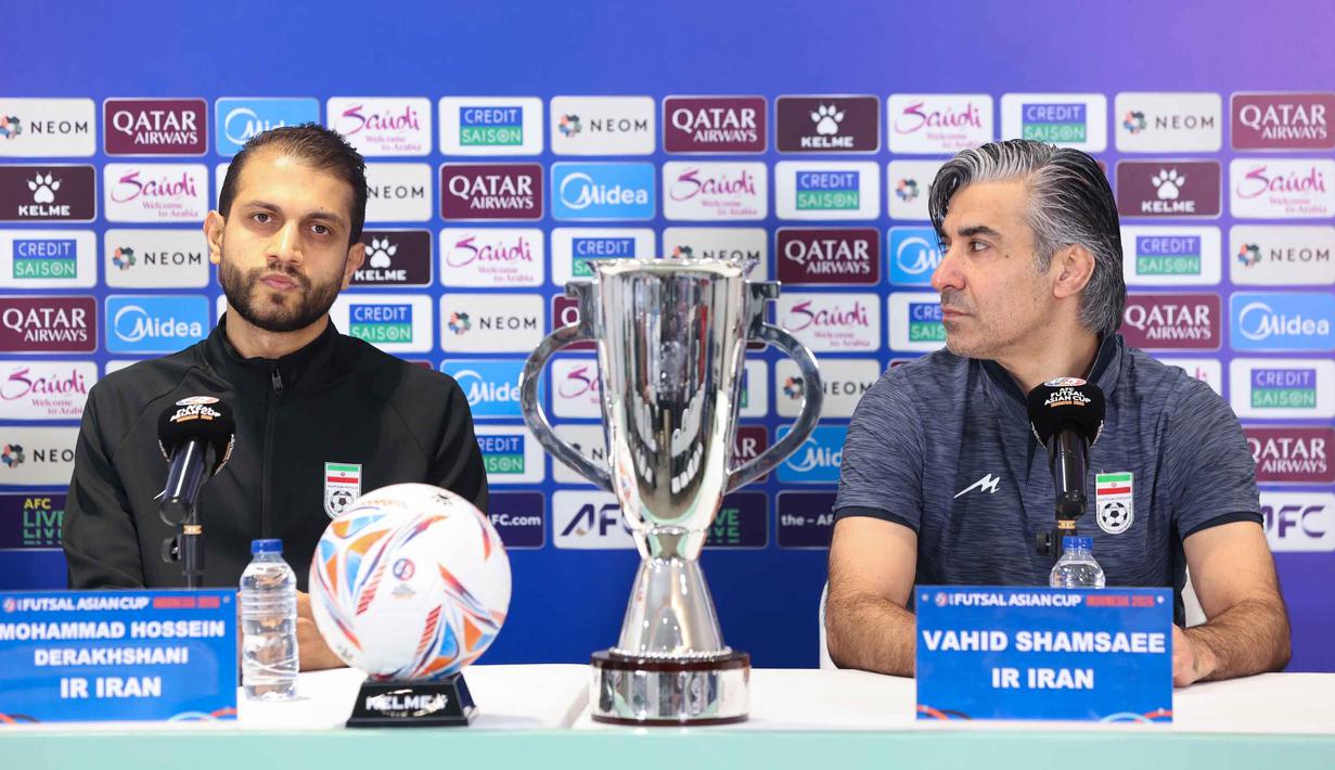Di sisi lain, pelatih Timnas Futsal Iran, Vahid Shamsaei tidak akan meremehkan permainan tim Garuda, meski di atas kertas Iran jadi unggulan. Tampak dalam foto, pemain Timnas Futsal Iran, Mohammad Hossein Derakhshani (kiri) bersama pelatihnya, Vahid Shamsaei, saat memberi keterangan terkait laga final Piala Asia 2026 di Indonesia Arena, Kompleks Gelora Bung Karno, Senayan, Jakarta, Jumat (6/2/2026). (Bola.com/M Iqbal Ichsan)