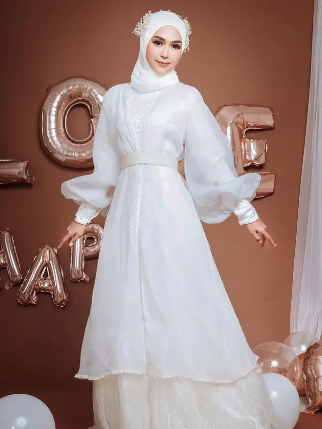 Ria Ricis Tampil Menawan dengan Busana Serba Putih di Potret Terbaru, Wajah Flawlessnya Bikin Pangling