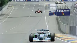 Sikap tidak sportif dari Schumacher di GP Adelaide, Asutralia pada tahun 1994, dimana saat itu Schumacher memotong jalur Damon Hill dan menyebabkan tabrakan diantara keduanya. Hal ini dilakukan oleh Schumacher untuk melindungi keunggulan satu poinnya dari Hill. (Foto: AFP/Toshifumi Kitamura)