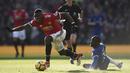 Pemain Chelsea, N'Golo Kante (kanan) jatuh saat berebut bola dengan pemain Manchester United, Paul Pogba (kiri) pada lanjutan Premier League di Old Trafford stadium, Manchester, (25/2/2018). Manchester United menang 2-1. (AFP/Oli Scarff)