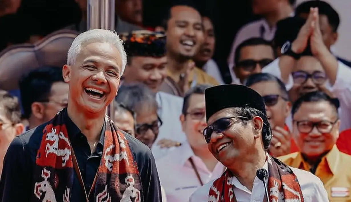 Sama seperti Anies dan Cak Imin, Ganjar dan Mahfud MD juga mengenakan kain selendang yang disematkan di pundak dengan motif wastra Indonesia. Keduanya juga mengenakan lanyard coklat. [@ganjar_pranowo]