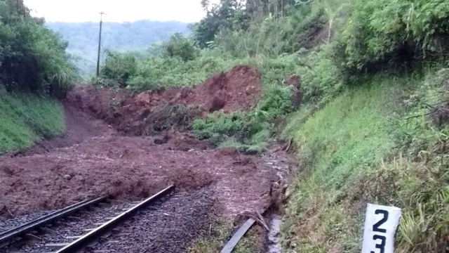 Longsor di Cipenduy-Bumiwaluya KM 233+0/8, Garut, Jawa Barat menyebabkan perjalanan enam kereta jalur selatan terhambat. (Foto: Liputan6.com/Muhamad Ridlo)