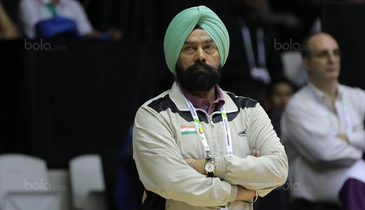 Ekspresi pelatih India, Rajinder Singh saat memimpin timnya melawan Thailand pada laga test event Basket Asian Games 2018 di Hall A Senayan, Jakarta, Rabu (7/2/2018). Thailand  menang 79-72. (Bola.com/Nicklas Hanoatubun)