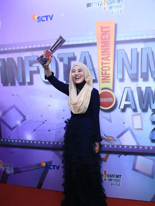 Dinobatkan sebagai Selebriti Berhijab Paling Fashionable di Infotainment Awards 2017 menjadi hal yang membanggakan bagi Alyssa. Terlebih, sang suami, Dude Harlino juga dinobatkan sebagai Gorgeous Dad. (Adrian Putra/Bintang.com)