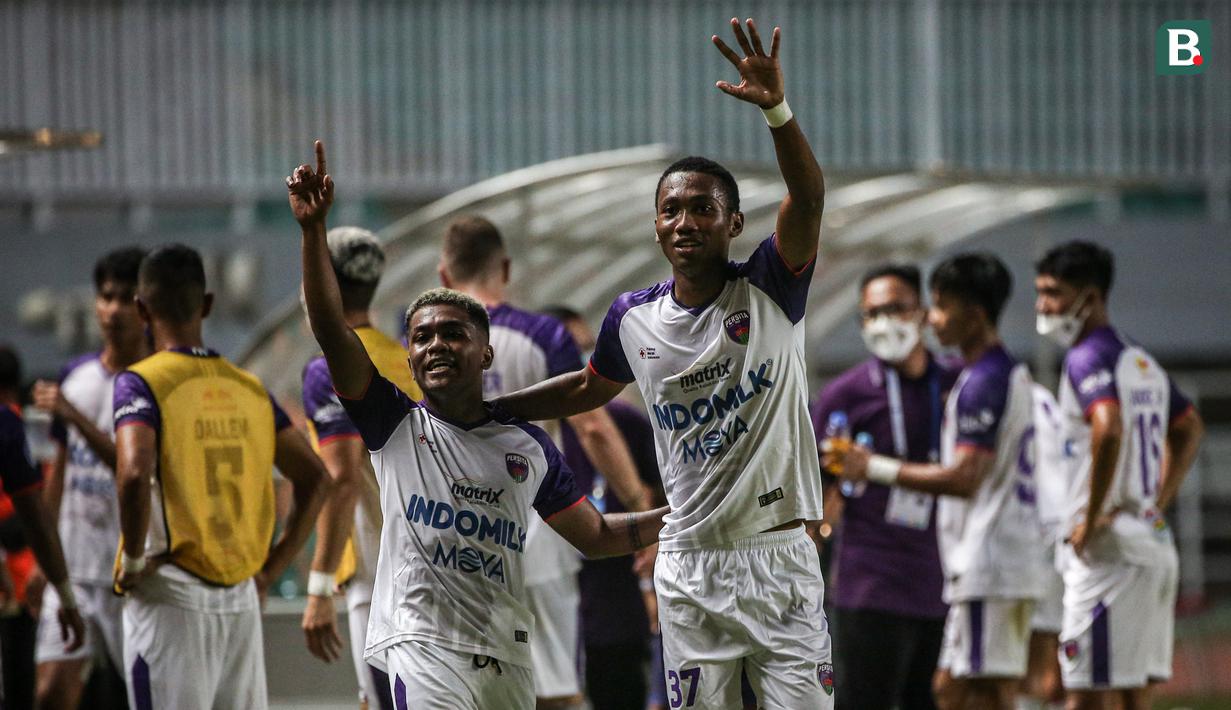 Gelandang Persita, Billy Keraf (kiri) dan penyerang Altariq Ballah melakukan selebrasi kemenangan usai laga pekan pertama BRI Liga 1 2021/2022 antara Persipura Jayapura melawan Persita Tangerang di Stadion Pakansari, Bogor, Sabtu (28/08/2021) malam WIB. (Bola.com/Bagaskara Lazuardi)