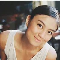 'Sebuah kehormatan memiliki perangko sendiri. Perangko pos resmi dengan gambar wajahku,' tulis Agnes Monica,  Senin (28/9/2015). (Via Instagram/@agnezmo)