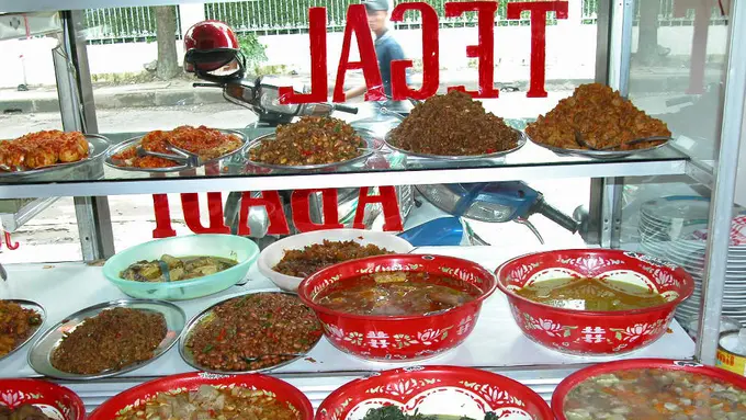 10 Variasi Menu Andalan Anak Kos Saat Makan di Warteg
