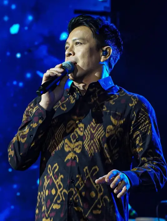 Meski bukan penampilan perdana pakai batik, namun saat manggung ini menjadi yang pertama diketahui. Saat manggung, ayah dari Alleia Anata Irham itu seringkali memakai busana non formal, apalagi saat acara off air. Ariel akan lebih memilih untuk berpakaian santai. (Liputan6.com/IG/@noah_site)