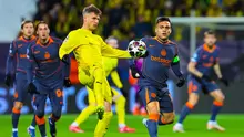 Fredrik Sjovold dan Lautaro Martinez berebut bola dalam laga Liga Champions antara Bodo Glimt vs Inter Milan di Aspmyra Stadion, 19 Februari 2026. (Thomas Andersen/NTB Scanpix via AP)