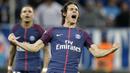 Pemain PSG, Edinson Cavani merayakan golnya ke gawang Marseillepada lanjutan Ligue 1 di  Velodrome Stadium, Marseille, (22/10/2017). PSG bermain imbang 2-2 melawan Marseille. (AP/Claude Paris)