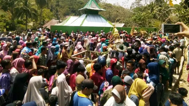 Gunungan buah dan sayuran yang sedianya diberikan untuk monyet habis diserbu pengunjung. (Foto: Liputan6.com/Humas Pemkab BMS/Muhamad Ridlo)