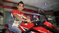Pebalap binaan Honda, Gerry Salim, dalam sesi foto. Senin (2/5/2016). (Bola.com/Arief Bagus)