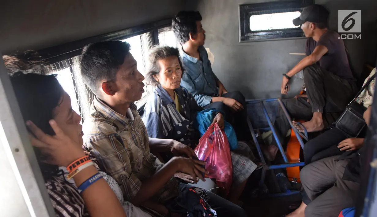Sejumlah gelandangan atau warga Penyandang Masalah Kesejahteraan Sosial (PMKS) terjaring razia oleh petugas Dinsos DKI di Kawasan Terminal Kampung Melayu, Jakarta, Jumat (11/5). (Liputan6.com/Arya Manggala)