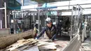 Gempa yang melanda Prefektur Aomori bagian utara yang memicu peringatan tsunami di sepanjang pantai timur laut Pulau Honshu dan pantai timur Pulau Hokkaido. Tampak dalam foto, seorang pekerja membersihkan puing-puing di pusat perbelanjaan yang rusak akibat gempa bumi di Kota Hachinohe, Prefektur Aomori, Jepang, pada Selasa 9 Desember 2025. (JIJI Press/Japan OUT/AFP)