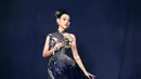 Diabadikan oleh fotografer Denny Mirrorcle, ketiganya tampil elegan dalam balutan cheongsam.