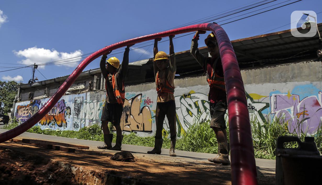 Pekerja informal melakukan pengerjaan menarik kabel di Jakarta, Kamis (2/12/2021). Kementerian Ketenagakerjaan (Kemnaker) menegaskan tidak hanya menyiapkan program bagi pekerja formal seperti Bantuan Subsidi Upah (BSU), tetapi juga bagi pekerja informal. (Liputan6.com/Johan Tallo)