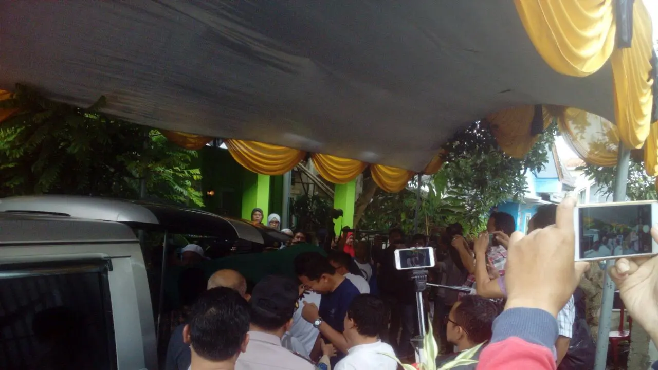 Jenazah Dianti Dyah Ayu Cahyani Putri tiba di kediamannya (Liputan6.com/Yandhi Deslatama)