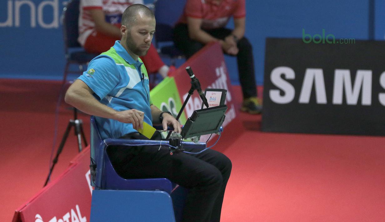 Wasit memberikan kartu kuning kepada Kevin Sanjaya pada perempat final Indonesia Open 2018 di Istora Senayan, Jakarta, (6/6/2018). Kevin/Marcus menang 20-22, 22-20, 21-18. (Bola.com/Nick Hanoatubun)