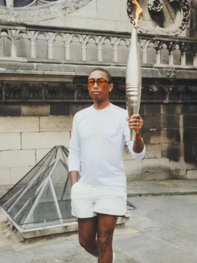 Pharell Williams Tampil Paling Trendy Sebagai Pembawa Obor Olimpiade Paris 2024, Sekece Apa?