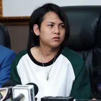 Setelah Aming resmi mengajukan talak hari ini Jumat, (3/3), Evelyn akhirnya buka suara terkait rumah tangganya yang sedang dalam masalah. Demi mempertahankan rumah tangganya, ia rela sujud mencium kaki suaminya. (Deki Prayoga/Bintang.com)