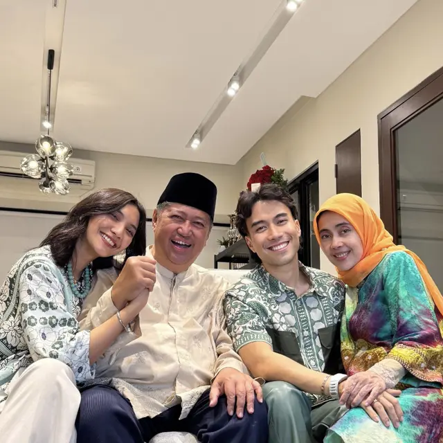 Potret Kedekatan Sheila Dara dan Orang Tua Vidi Aldiano