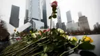 Orang-orang menaruh bunga mawar di atas nama korban pengeboman World Trade Center 1993 pada upacara peringatan “Tragedi 9/11” di New York, Rabu (26/2/2020). 27 tahun lalu teroris meledakkan bom di sebuah garasi parkir World Trade Center (WTC) yang menewaskan enam korban. (AP/John Minchillo)