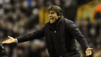 Ekspresi pelatih Chelsea, Antonio Conte memberikan instruksi kepada timnya saat melawan Wolverhampton Wanderers pada putaran kelima Piala FA di Molineux stadium, Wolverhampton, (18/2/2017). Chelsea menang 2-0. (AP/Rui Vieira)