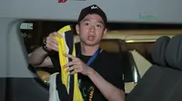 Kevin Sanjaya saat tiba di Bandara Soekarno-Hatta, Cengkareng (20/3/2018). Kevin/Marcus berhasil mempertahankan gelar juara All England 2018. (Bola.com/Nick Hanoatubun)