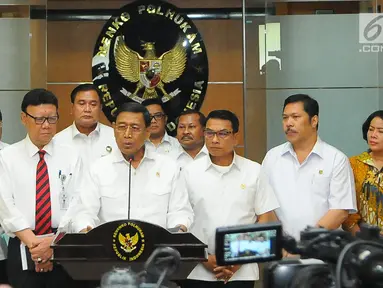 Menkopolhukam Wiranto bersama Mendagri Tjahjo Kumolo dan KSP Moeldoko memberi keterangan usai rapat koordinasi tentang keamanan pasca-pemilu 2019 di Jakarta, Rabu (24/4). Wiranto menjelaskan Sejumlah isu seperti hoaks dan tuduhan yang berakibat pada delegitimasi KPU. (Liputan6.com/Angga Yuniar)