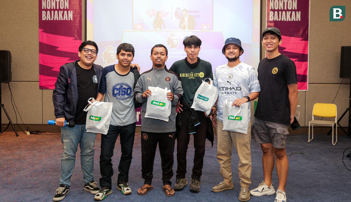 Sejumlah fans Manchester City mendapatkan tas bingkisan setelah berhasil menjawab kuis saat Roaring Night Liga Inggris antara Man City melawan Chelsea di Hotel Ibis, Tanah Abang, Jakarta, Minggu (18/02/2024) dini hari WIB. (Bola.com/Bagaskara Lazuardi)