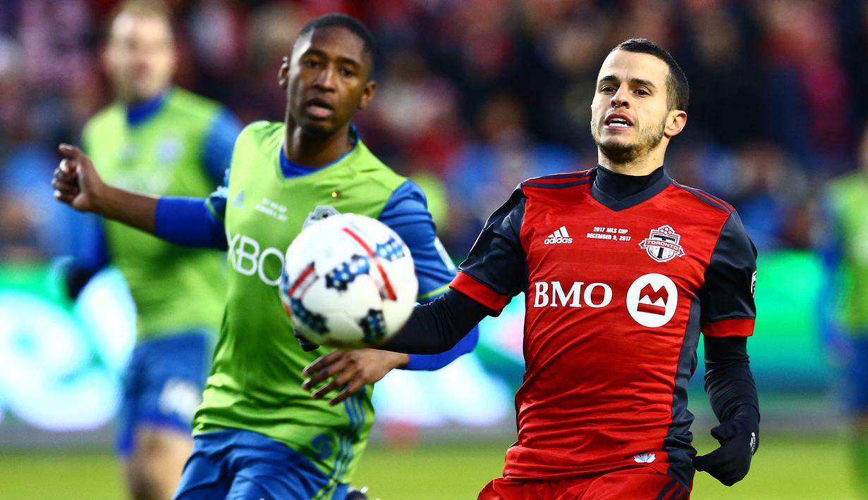 Sebastian Giovinco. Striker yang sempat membela Juventus dan Parma selama 9 musim ini berlaga di MLS bersama Toronto FC mulai 2015-2018. Total tampil 125 laga dengan torehan 73 gol dan 44 assist. Usai bersama Al-Hilal hingga musim lalu, kini ia berstatus tanpa klub. (AFP/Getty Images/Vaughn Ridley)