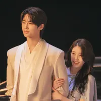 Perfect Crown, serial komedi romantis ini mempertemukan dua bintang besar Korea, IU dan Byeon Wooseok, dalam satu cerita yang menggabungkan romansa, intrik kerajaan, dan konflik keluarga. (foto/dok: disney+)
