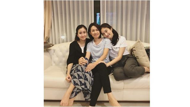 7 Potret Kedekatan Nong Poy dan Adik Perempuannya, Sister Goals