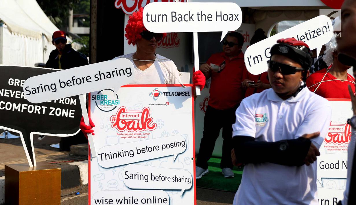 Warganet mensosialisasikan dukungan deklarasi siber kreasi melawan hoax saat CFD di Jakarta, Minggu (5/11). Siber kreasi dibentuk dari berbagai komunitas dan elemen masyarakat. (Liputan6.com/Angga Yuniar)
