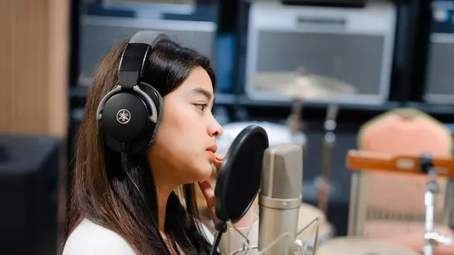 Potret Aqeela Calista saat Rekaman Lagu (credit: instagram/aqeelacalista)