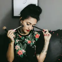 Ilustrasi memakai makeup tahan lama. (unsplash.com)
