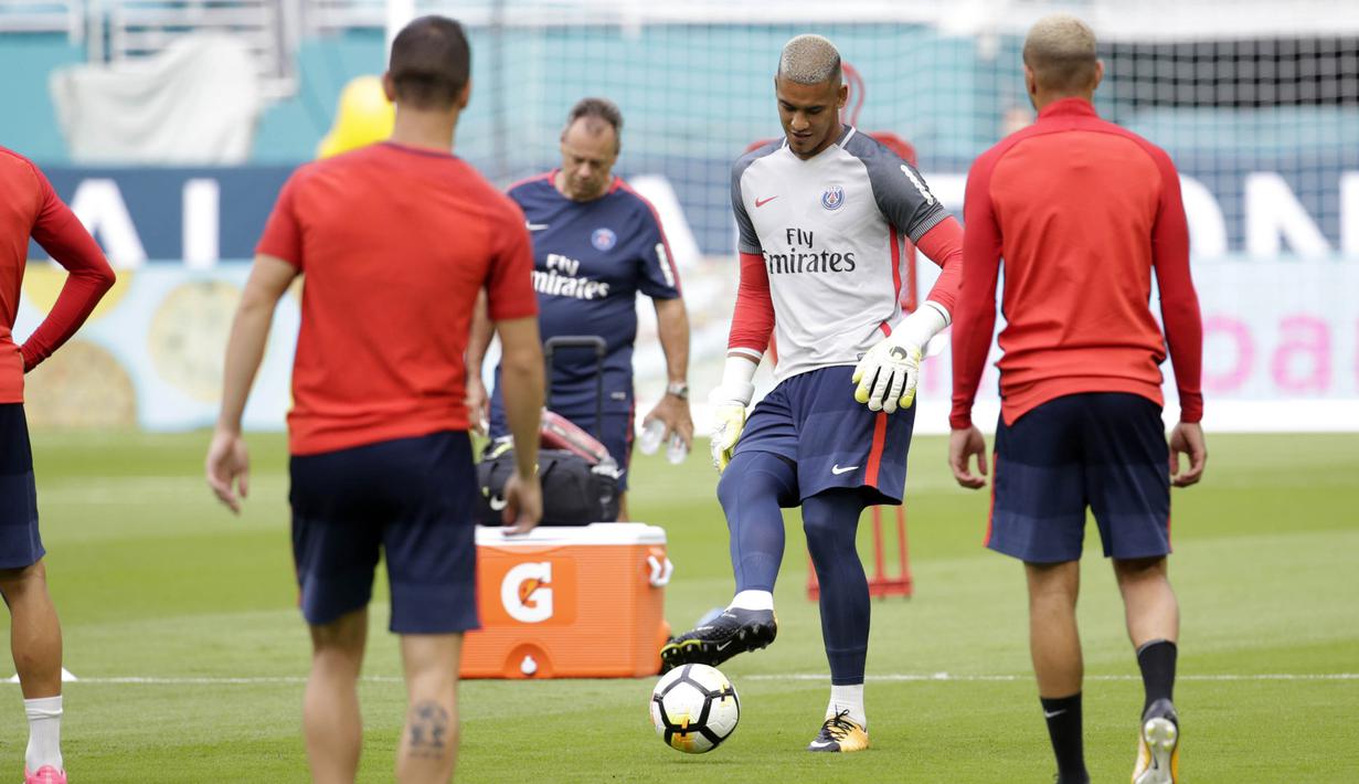 Kiper Paris Saint-Germain, Alphonse Areola, mengikuti sesi latihan di Miami, Selasa (25/7/2017). Paris Saint-Germain akan menghadapi Juventus pada laga turnamen pramusim bertajuk International Champions Cup 2017 di AS. (AP/Lynne Sladky)
