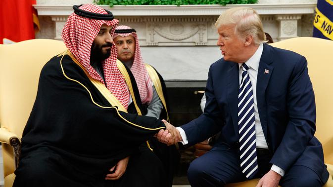 Presiden AS, Donald Trump berjabat tangan dengan Putra mahkota Arab Saudi, Pangeran Mohammad bin Salman di Gedung Putih, Selasa (20/3). Kunjungan ini sebagai bagian dari perjalanan ke Amerika di ketegangan antara Arab Saudi dan Iran. (AP Photo/Evan Vucci)