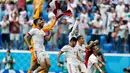 Pemain Iran merayakan kemenangan negaranya usai pertandingan gurp B Piala Dunia 2018 melawan Iran di Stadion St. Petersburg, Rusia (15/6). Iran menang tipis 1-0 berkat gol bunuh diri pemain Maroko Aziz Bouhaddouz. (AP Photo/Themba Hadebe)