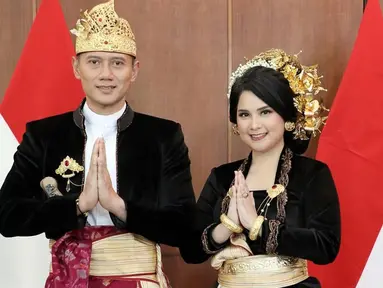 Annisa Pohan dan Agus Yudhoyono mengikuti upacara kemerdekaan RI di kediamam mereka. Meski tidak hadir ke Istana Negara, namun keduanya tetap berdandan dengan saksama. Mereka tampil serasi dalam balutan busana adat Bali.(Liputan6.com/IG/@annisayudhoyono)